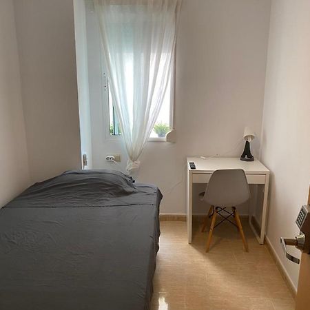 Single Room In My Apartment At The Beach Walencja Zewnętrze zdjęcie