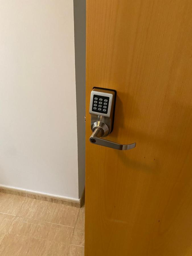 Single Room In My Apartment At The Beach Walencja Zewnętrze zdjęcie